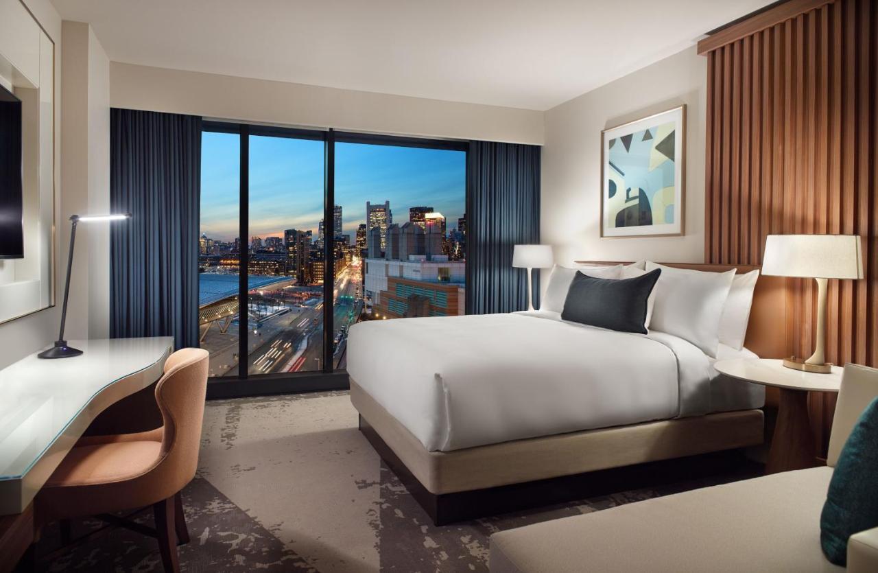 Accessible Premier Patron Tower Room 1 King Bed Roll Shower