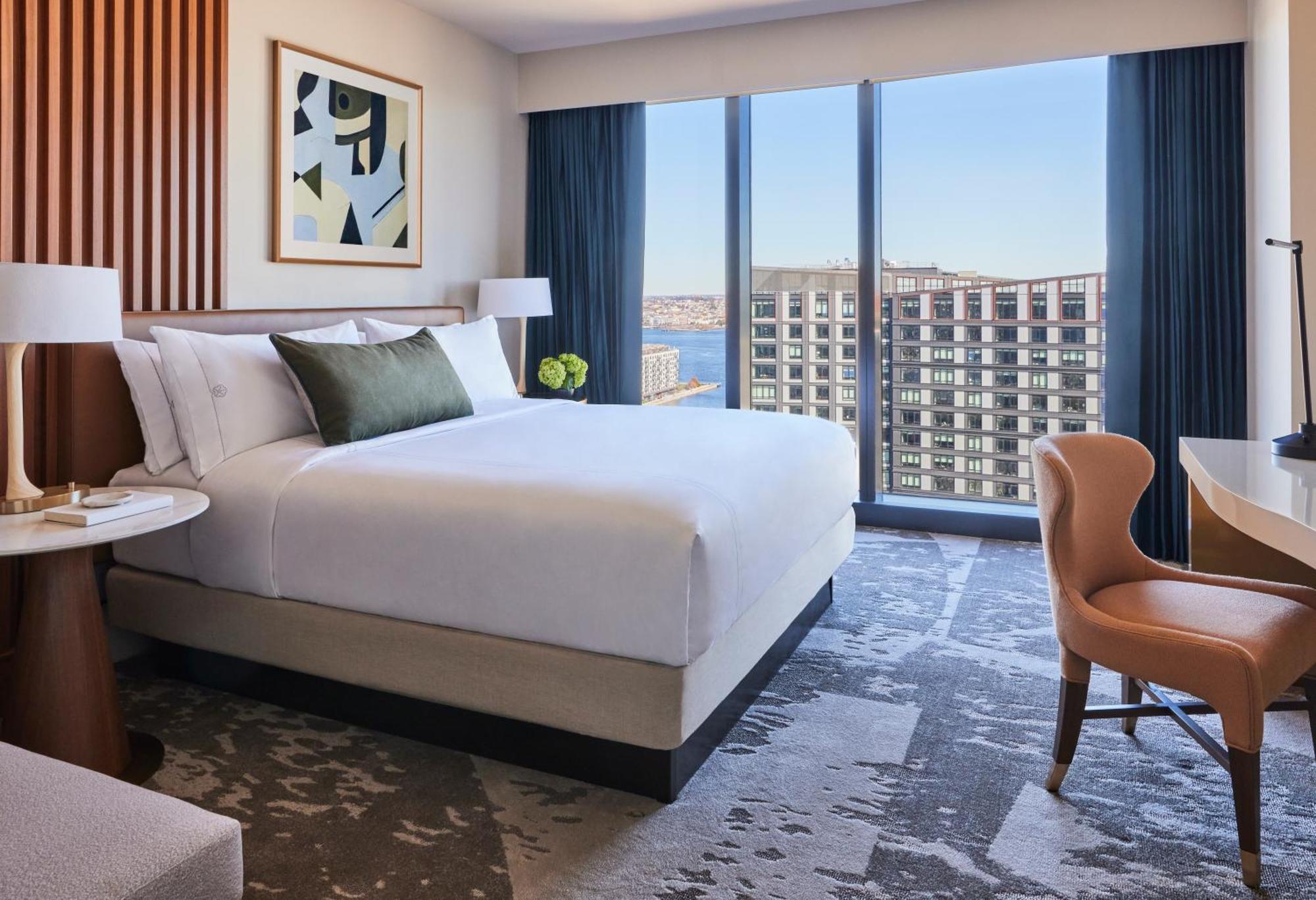 Accessible Premier Patron Tower Room 1 King Bed Roll Shower