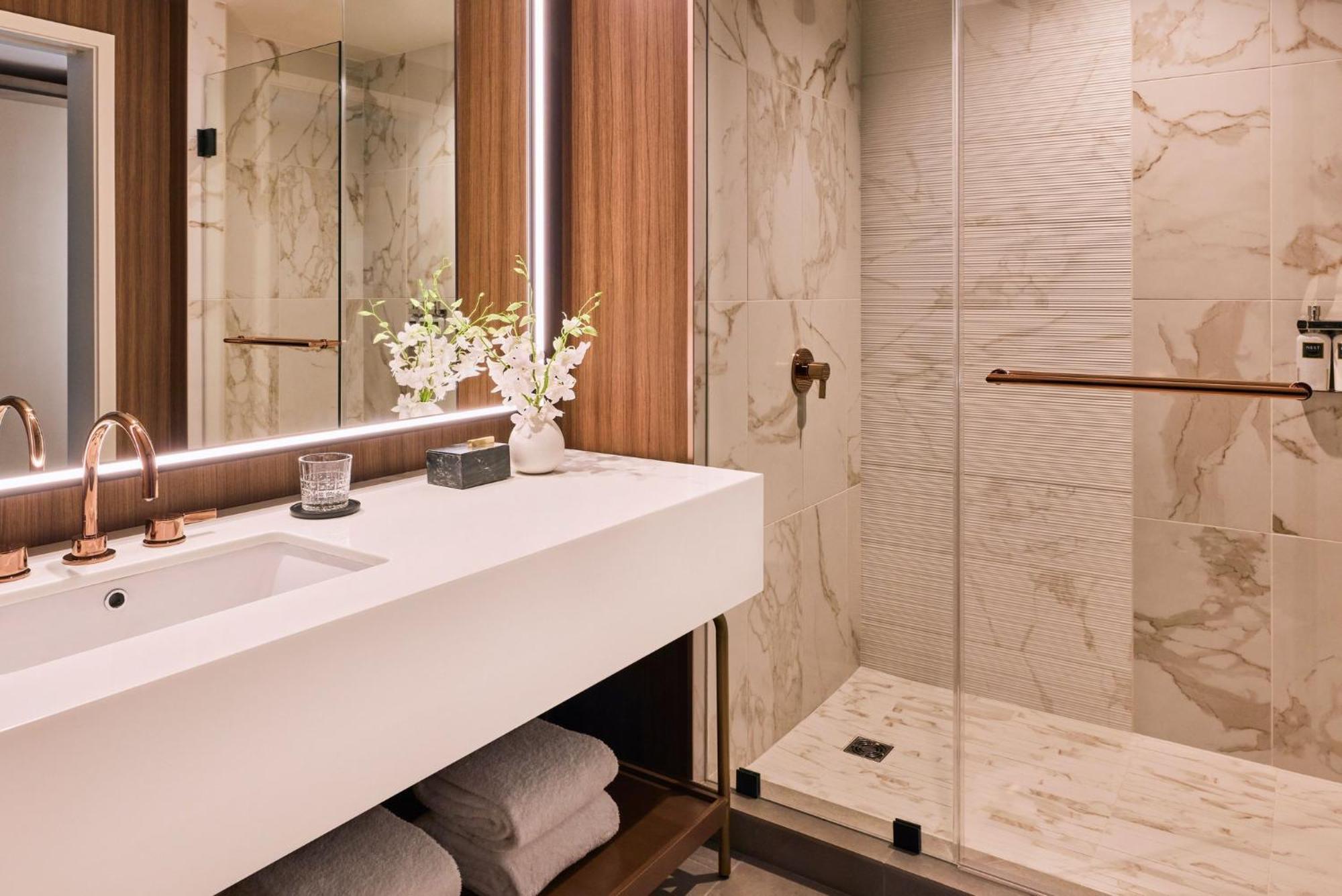 Accessible Premier Patron Tower Room 1 King Bed Roll Shower