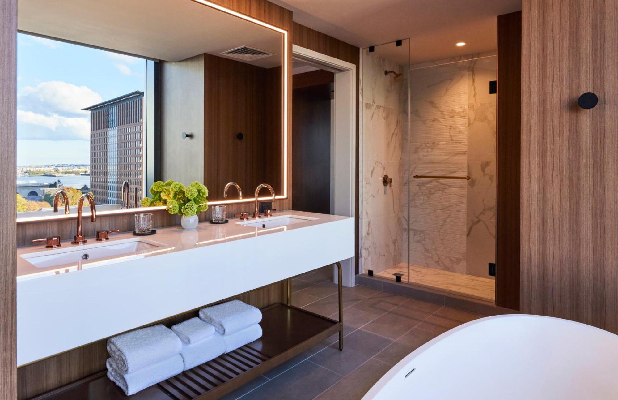 Accessible Patron Junior Suite Roll shower 1 King Bed